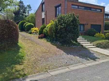 jolie villa avec jardin  terrasse et garage