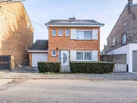 jolie maison 4 façades avec jardin à jemelle