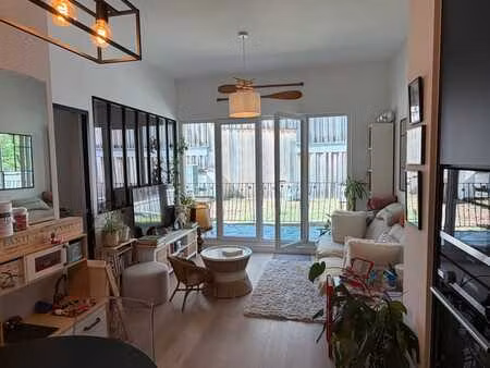 entre louise et stephanie  avec une terrasse sans vis à vis