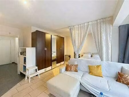 superbe studio idéalement situé avec parking.