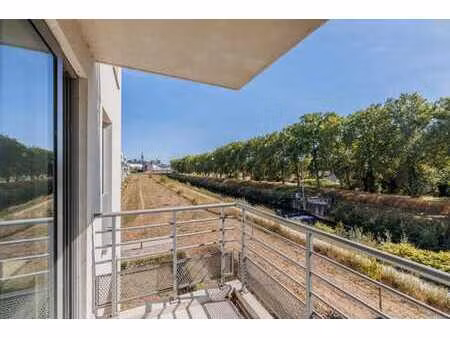 studio lumineux à deux pas des grands près avec terrasse!