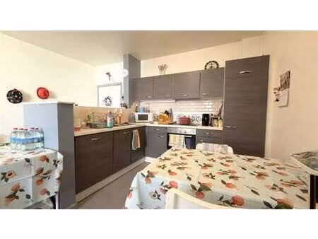 appartement peb c situé au rez-de-chaussée avec extérieur