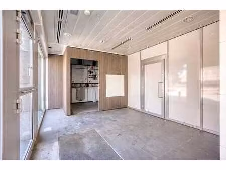 bâtiment commercial polyvalent au cœur d’oplinter