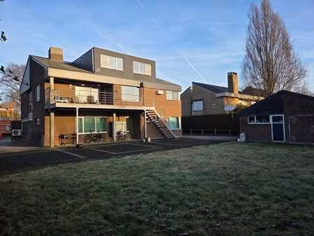 bureau commercial avec appartement au centre du village de