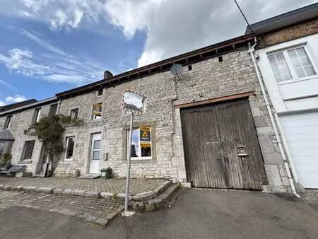 maison en pierre avec grange et dépendance