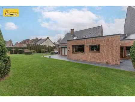 vaste maison avec jardin et garage  terrain de 11a 52ca.