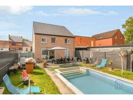 construction récente (2021) tout confort avec piscine !