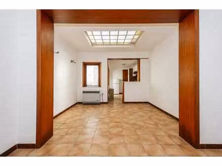 maison 2 chambres à rafraîchir avec cour!