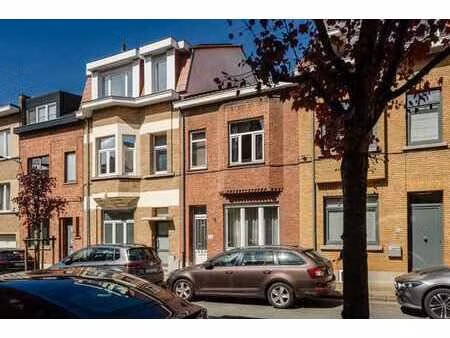 quartier résidentiel - jolie maison avec jardin