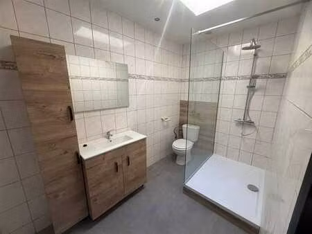 maison entièrement rénovée à louer 2 chambres + bureau / sal