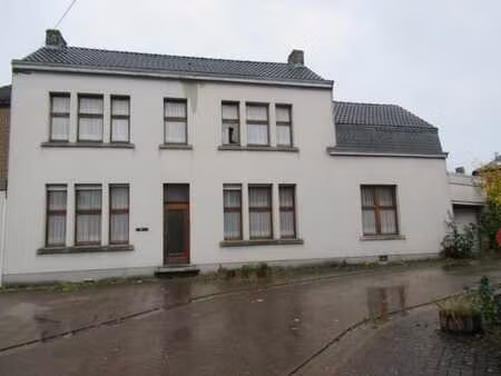 maison d'habitation unifamiliale trois façades