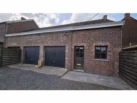 petit entrepôt avec grand parking et jardin séparé