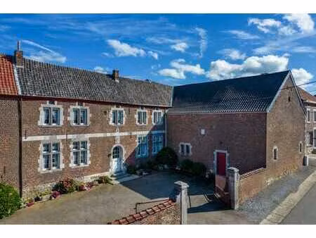 ferme avec étables et terrain de +/- 6.657m²
