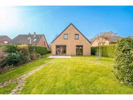 superbe maison 4 façades dans un quartier calme et prisé