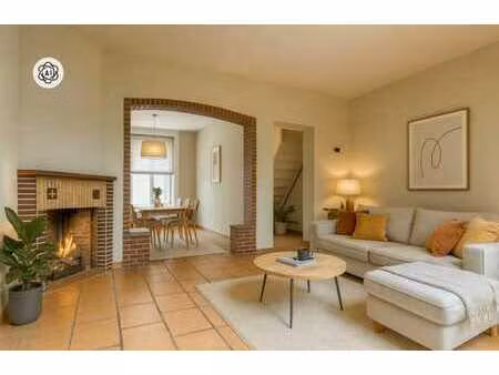 maison agréable et bien située avec 3 chambres.