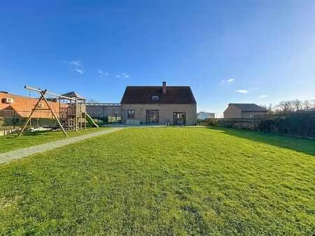 spacieuse maison familiale avec grand jardin à vendre à sain