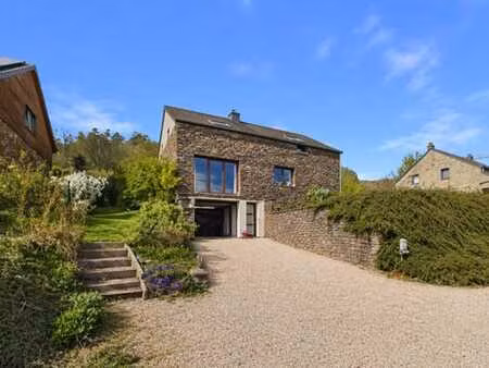 maison 4 façades en pierre avec jardin et terrasse