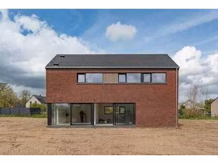 nouvelle villa 3 chambres et 2 salles de bain!