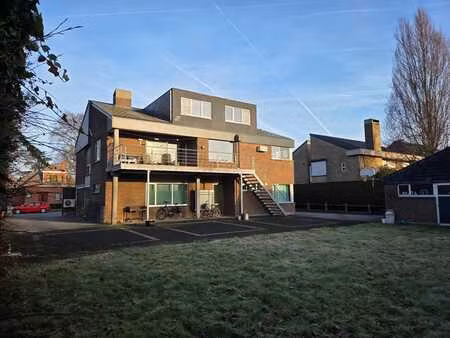 appartement spacieux avec espace bureau au centre du villag