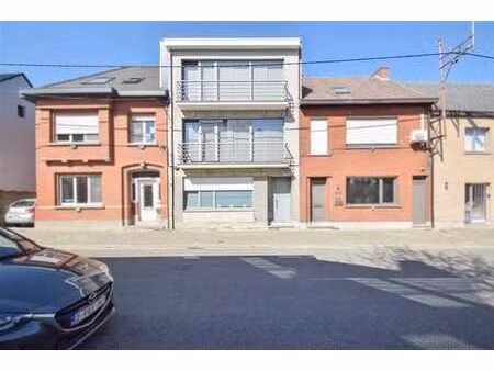 opbrengsteigendom met tuin en garages nabij het centrum.