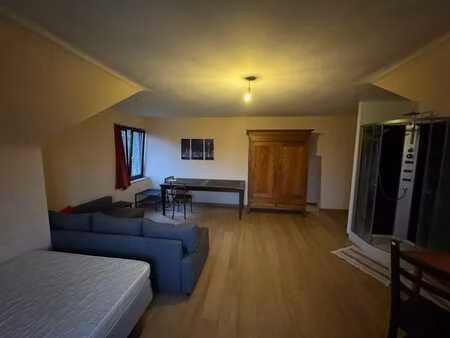 très grande chambre à louer