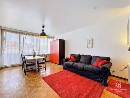 studio meublé (+-32m²) situé au 5ème étage.