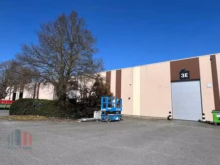 unité pme de 318 m² d’entrepôt et 130 m² de bureaux à pro...
