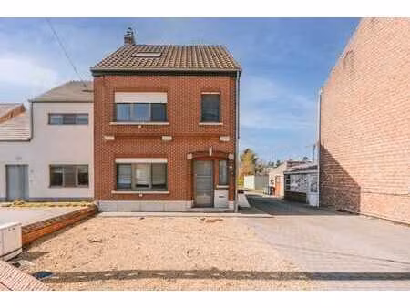 karaktervolle woning met onderhoudsvriendelijke tuin