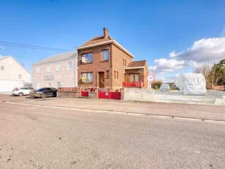 maison avec jardin  garage et terrain.