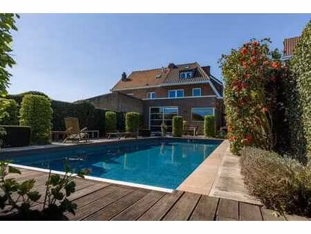 maison trois façades prête à emménager avec piscine