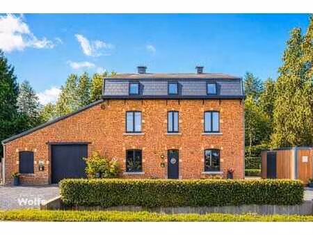 bâtisse composée de 2 gîtes  salle polyvalente et entrepôt !