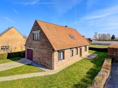 maison située dans une impasse  avec 4 chambres et un jardin