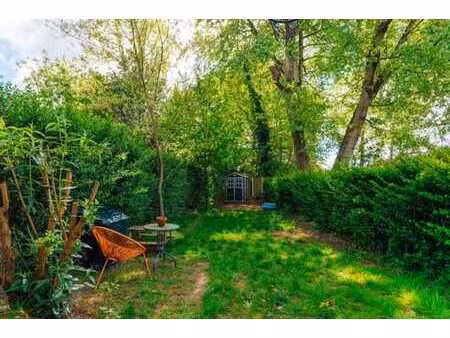 superbe bel-etage des années 70 avec un jardin luxuriant