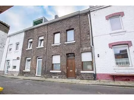 maison 2 chambres avec cave et place de parking.