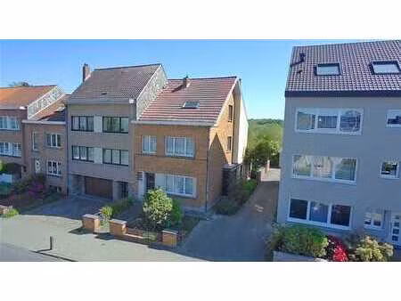 solide 3 façades  5 ch  double garage  centre  ±17 ares