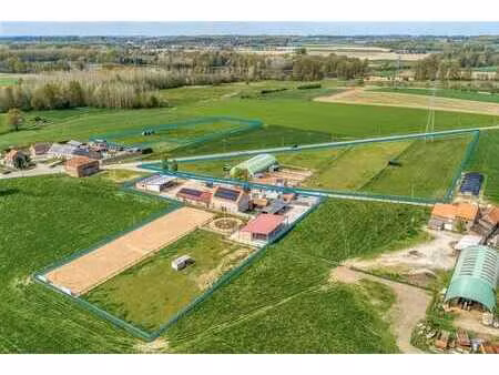 domaine dans un cadre verdoyant et calme