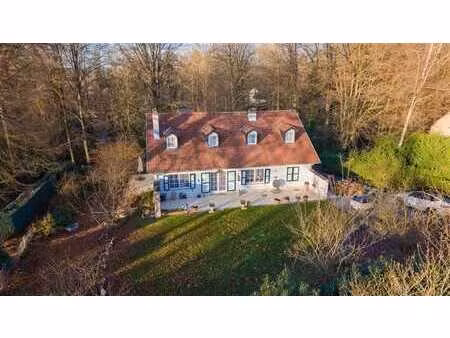 sublime villa pleine de potentielle dans un cadre verdoyant.