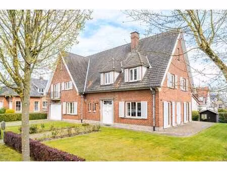 magnifique villa  offrant beaucoup de potentiel!