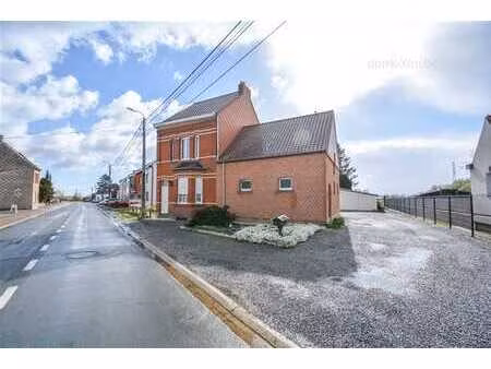 maison à rénover avec espace polyvalent dans un endroit de c