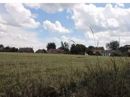 beau terrain dans un environnement verdoyant