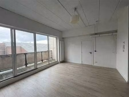 appartement moderne d'une chambre à coucher avec terrasse à