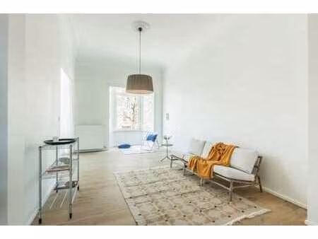 combinaison habitation-travail dans un triplex avec garage