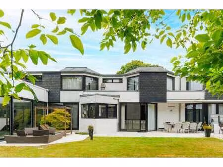 maison architecturale xl avec piscine intérieure et jardin