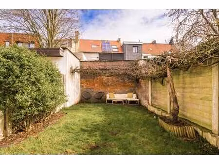 maison cosy avec jardin ensoleillé