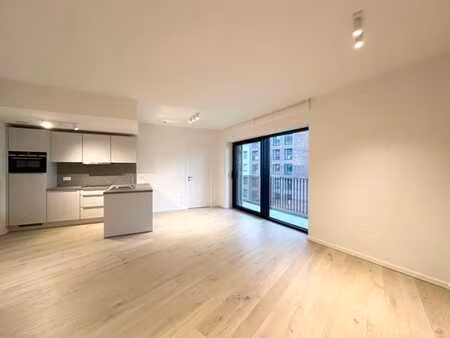 idéalement situé à proximité de l'arrêt de métro delta  de