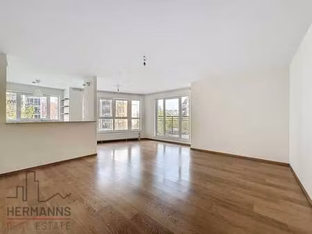 appartement deux chambres avec balcon.