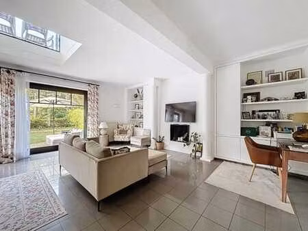 lycée français : magnifique duplex rdc avec jardin + parking