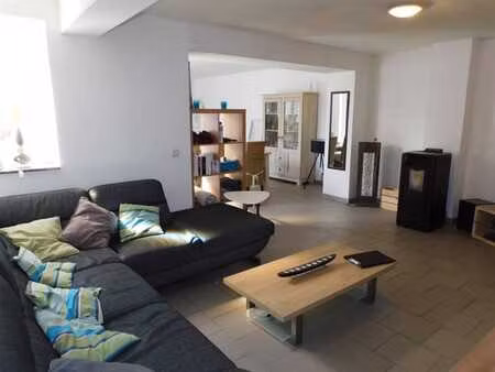 bel appartement au rez-de-chaussée avec cour