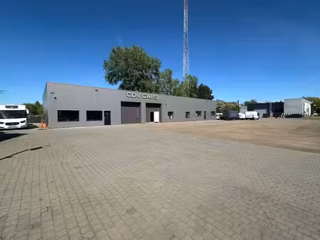 espace extérieur + locaux commerciaux à louer le long de la