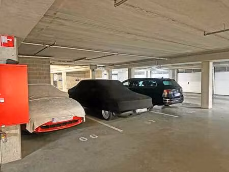 zes autostaanplaatsen en berging op centrale locatie in k...